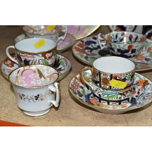 475 - A SMALL GROUP OF EARLY 19TH CENTURY PORCELAIN, PROBABLY COALPORT, comprising a pink and gilt ground ... 