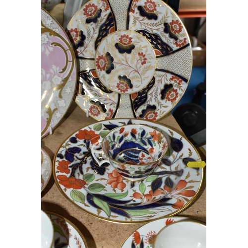 475 - A SMALL GROUP OF EARLY 19TH CENTURY PORCELAIN, PROBABLY COALPORT, comprising a pink and gilt ground ... 