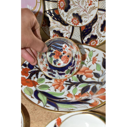 475 - A SMALL GROUP OF EARLY 19TH CENTURY PORCELAIN, PROBABLY COALPORT, comprising a pink and gilt ground ... 