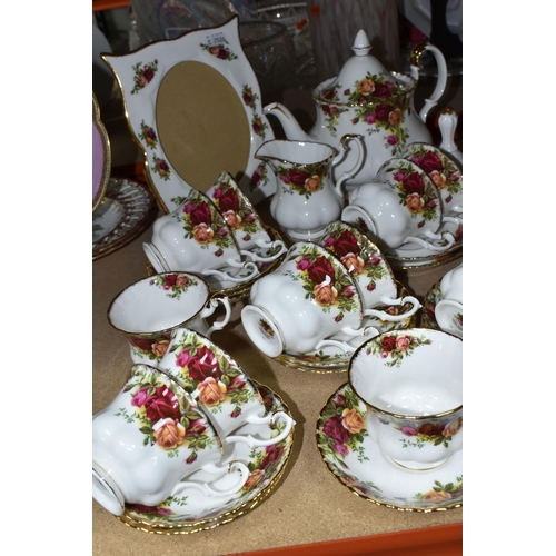 484 - A SIXTY NINE PIECE ROYAL ALBERT 'OLD COUNTRY ROSES' DINNER SERVICE WITH SEVEN PIECES OF GIFTWARE, co... 