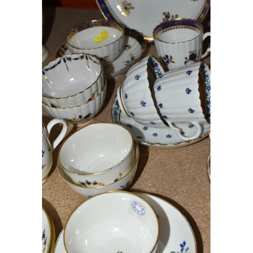 493 - A COLLECTION OF LATE 18TH ENGLISH PORCELAIN TEA WARES INCLUDING WORCESTER AND CAUGHLEY, ALL PRIMARIL... 