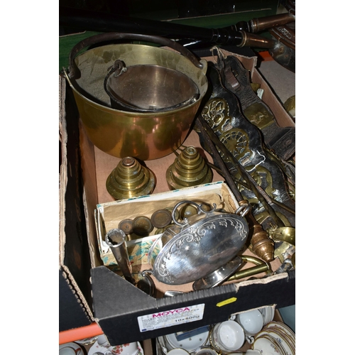 496 - TWO BOXES AND LOOSE METALWARE, to include a copper ale muller, two copper kettles, three brass sauce... 