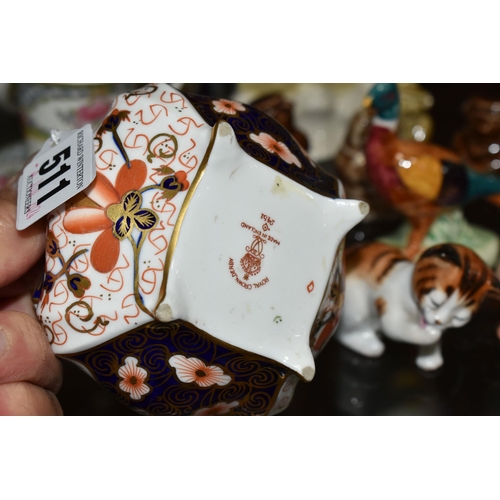 511 - A GROUP OF CERAMICS AND GLASSWARE, to include the base of a Royal Crown Derby Imari 2451 covered bow... 