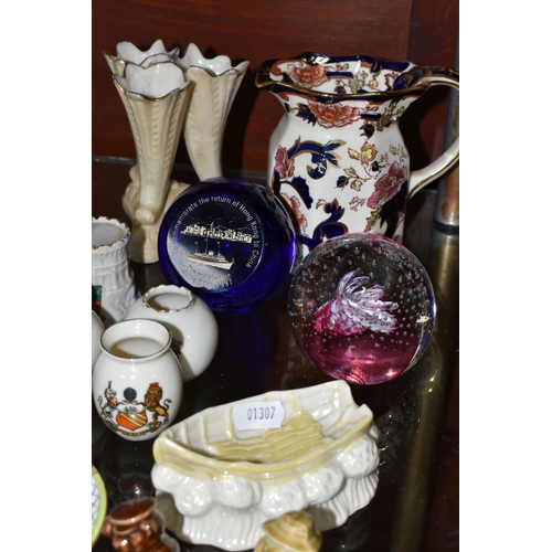 511 - A GROUP OF CERAMICS AND GLASSWARE, to include the base of a Royal Crown Derby Imari 2451 covered bow... 