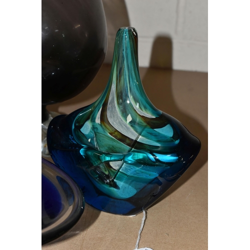 545 - FIVE PIECES OF SECOND HALF 20TH CENTURY COLOURED GLASS, including a Mdina fish vase, dated 1979 to t... 