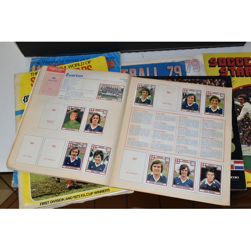 552 - A COLLECTION OF 1970'S/1980'S FOOTBALL STICKER ALBUMS AND QUANTITY OF LOOSE STICKERS, to include a P... 