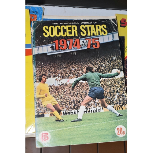 552 - A COLLECTION OF 1970'S/1980'S FOOTBALL STICKER ALBUMS AND QUANTITY OF LOOSE STICKERS, to include a P... 