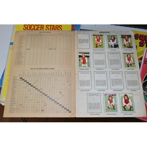 552 - A COLLECTION OF 1970'S/1980'S FOOTBALL STICKER ALBUMS AND QUANTITY OF LOOSE STICKERS, to include a P... 