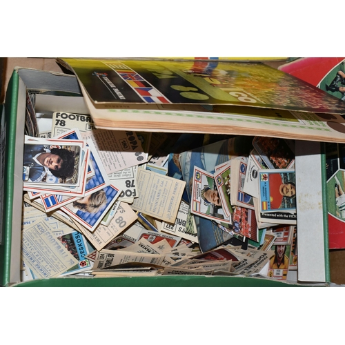 552 - A COLLECTION OF 1970'S/1980'S FOOTBALL STICKER ALBUMS AND QUANTITY OF LOOSE STICKERS, to include a P... 