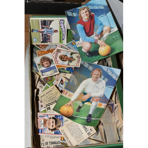 552 - A COLLECTION OF 1970'S/1980'S FOOTBALL STICKER ALBUMS AND QUANTITY OF LOOSE STICKERS, to include a P... 