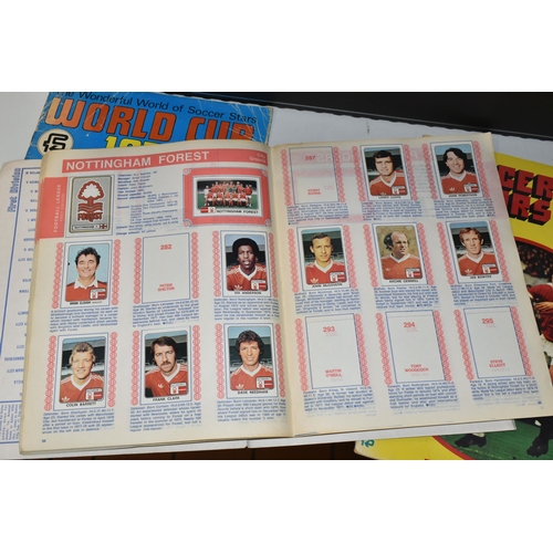 552 - A COLLECTION OF 1970'S/1980'S FOOTBALL STICKER ALBUMS AND QUANTITY OF LOOSE STICKERS, to include a P... 