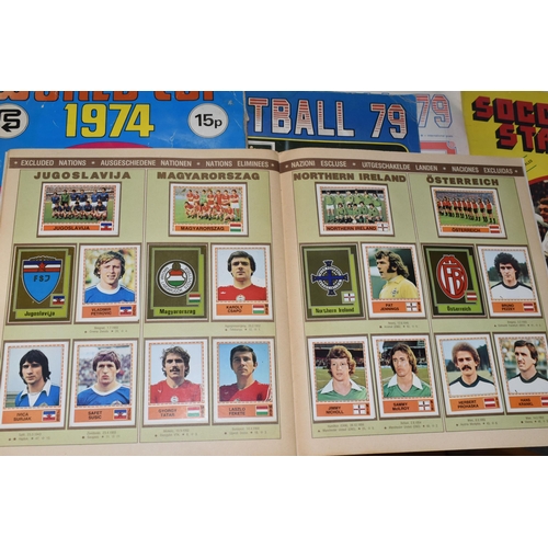 552 - A COLLECTION OF 1970'S/1980'S FOOTBALL STICKER ALBUMS AND QUANTITY OF LOOSE STICKERS, to include a P... 