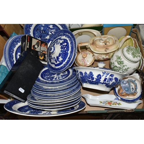 556 - TWO BOXES OF CERAMICS, to include a twenty two piece Willow pattern part dinner service by Alfred Me... 