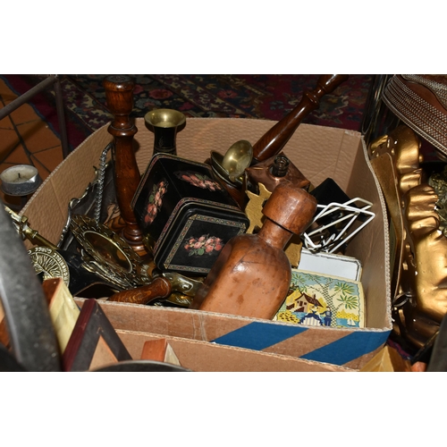 557 - THREE BOXES AND A SELECTION OF MIXED ITEMS to include two vintage copper bowls, a large copper tray,... 