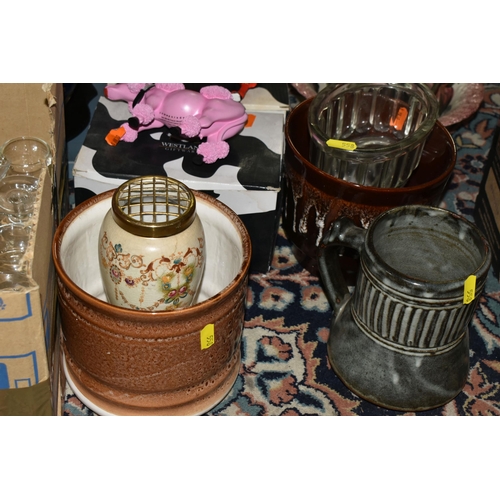 558 - FOUR BOXES AND A SELECTION OF LOOSE CERAMIC ORNAMENTS AND GLASS, to include a variety of two Leonard... 