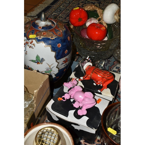 558 - FOUR BOXES AND A SELECTION OF LOOSE CERAMIC ORNAMENTS AND GLASS, to include a variety of two Leonard... 