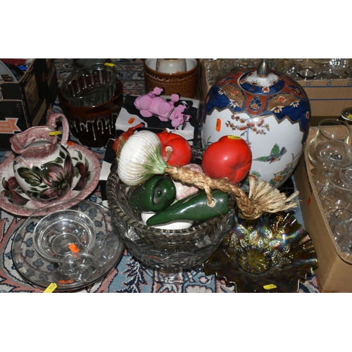 558 - FOUR BOXES AND A SELECTION OF LOOSE CERAMIC ORNAMENTS AND GLASS, to include a variety of two Leonard... 