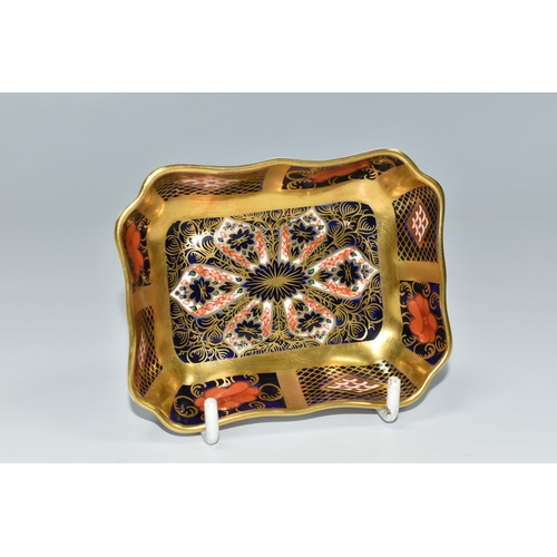 330 - A ROYAL CROWN DERBY IMARI 1128 SOLID GOLD BAND TRINKET DISH, of rectangular scalloped form, length 9... 