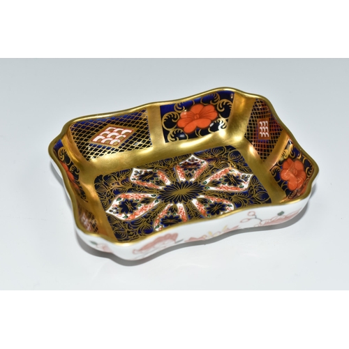 330 - A ROYAL CROWN DERBY IMARI 1128 SOLID GOLD BAND TRINKET DISH, of rectangular scalloped form, length 9... 