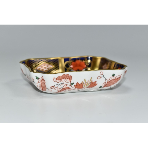 330 - A ROYAL CROWN DERBY IMARI 1128 SOLID GOLD BAND TRINKET DISH, of rectangular scalloped form, length 9... 