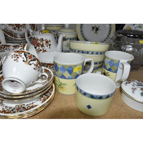 346 - A VARIETY OF CERAMIC KITCHENWARE FROM NAMED MANUFACTURERS to include a Colclough tea set in 'Royale'... 