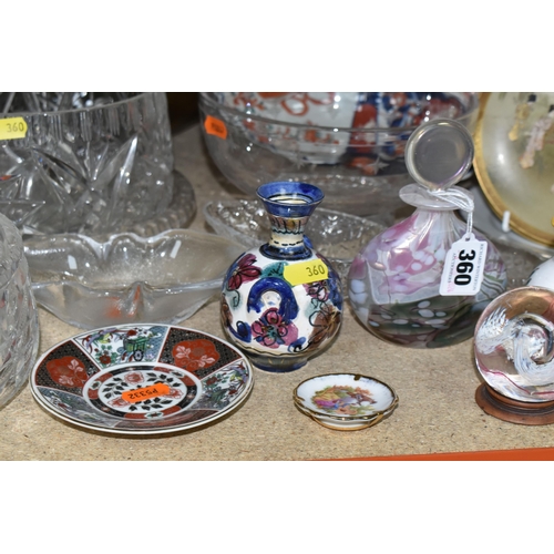 360 - A SELECTION OF ORIENTAL AND ORIENTAL STYLE CERAMICS AND MIXED GLASSWARE to include a large blue and ... 