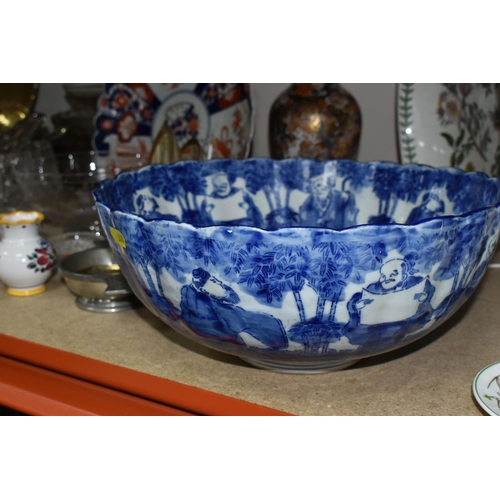 360 - A SELECTION OF ORIENTAL AND ORIENTAL STYLE CERAMICS AND MIXED GLASSWARE to include a large blue and ... 