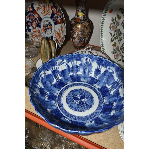 360 - A SELECTION OF ORIENTAL AND ORIENTAL STYLE CERAMICS AND MIXED GLASSWARE to include a large blue and ... 