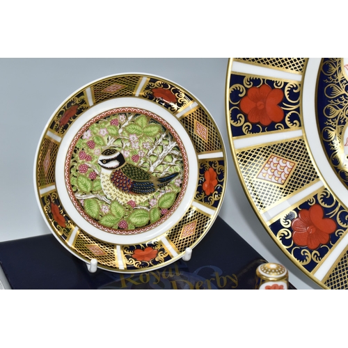 372 - A ROYAL CROWN DERBY OLD IMARI 1128 PATTERN DINNER PLATE, together with a boxed Royal Crown Derby Sin... 