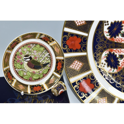 372 - A ROYAL CROWN DERBY OLD IMARI 1128 PATTERN DINNER PLATE, together with a boxed Royal Crown Derby Sin... 