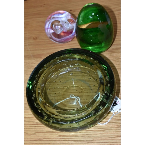 454 - A WHITEFRIARS BOWL AND TWO CAITHNESS PAPERWEIGHTS, the green Whitefriars bowl with controlled bubble... 