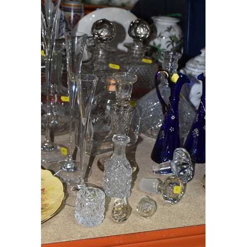 463 - A SMALL QUANTITY OF GLASS WARES ETC, to include a pair of square form decanters (both chipped), a Vi... 