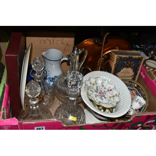 467 - A BOX AND LOOSE ASSORTED SUNDRY ITEMS,  to include a Matamec mantel clock in need of attention, a pa... 