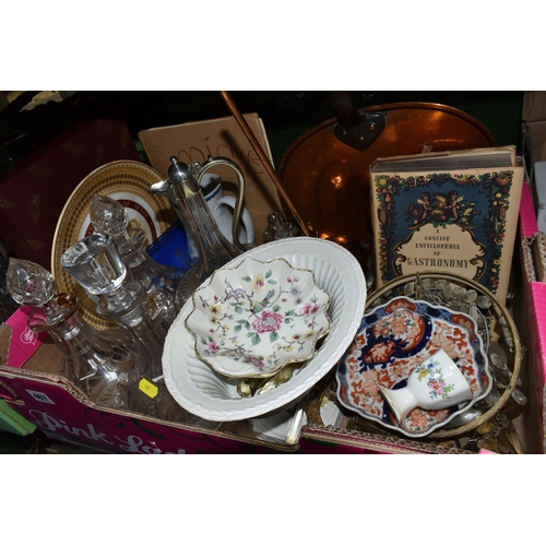 467 - A BOX AND LOOSE ASSORTED SUNDRY ITEMS,  to include a Matamec mantel clock in need of attention, a pa... 