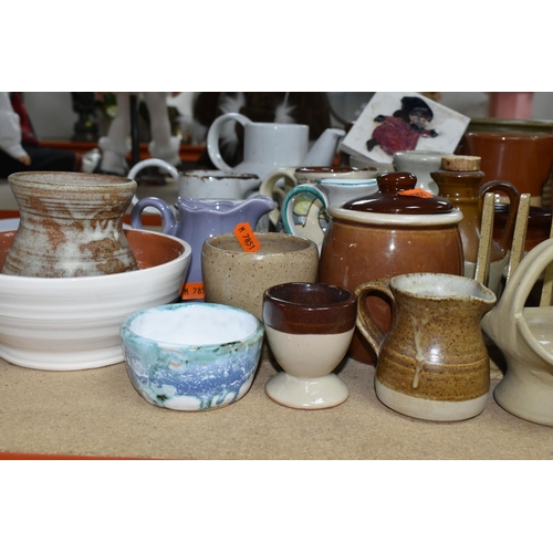 472 - A VARIETY OF LOOSE STONEWARE AND OTHER CERAMICS to include a Midwinter 'Stonehenge' range teapot (no... 