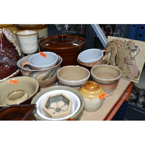 472 - A VARIETY OF LOOSE STONEWARE AND OTHER CERAMICS to include a Midwinter 'Stonehenge' range teapot (no... 