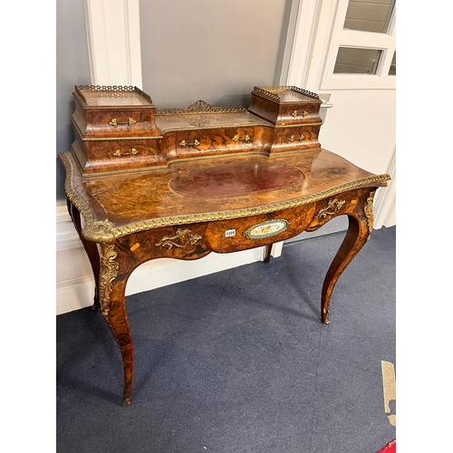 1198 - A VICTORIAN BURR WALNUT AND ROSEWOOD CROSSBANDED LADIES WRITING TABLE, with gilt brass mounts, the r... 