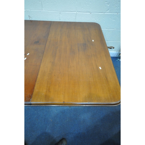 1295 - AN EDWARDIAN MAHOGANY WIND OUT DINING TABLE, with two additional leaves, raised on turned legs, exte... 