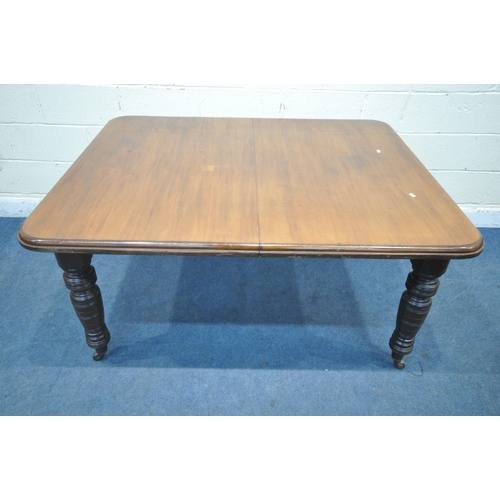 1295 - AN EDWARDIAN MAHOGANY WIND OUT DINING TABLE, with two additional leaves, raised on turned legs, exte... 