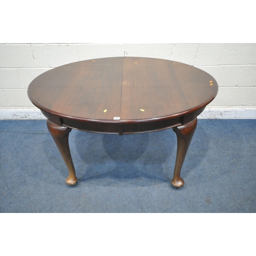 1303 - AN EARLY 20TH CENTURY MAHOGANY OVAL WIND OUT DINING TABLE, raised on cabriole legs, with two additio... 