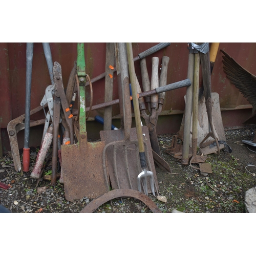 1001 - A QUANTITY OF VINTAGE HAND TOOLS, to include shoves, spades, shears, etc (condition report: all appe... 