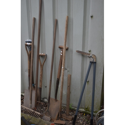 1023 - A SELECTION OF VINTAGE HAND TOOLS, to include three spades, rake, shears, etc, along with a tub of g... 