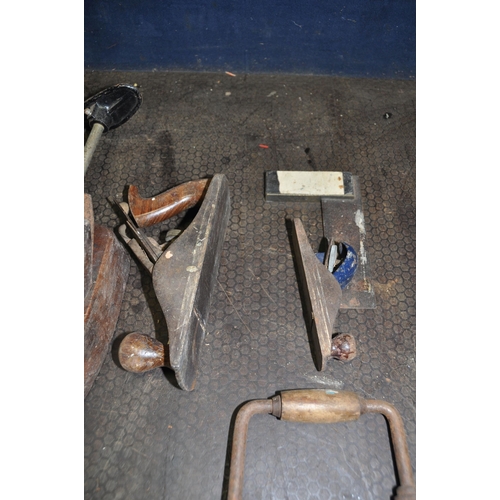 1053 - A TRAY CONTAINING CARPENTRY TOOLS including a Varville and Sons coffin plane, a Record No4 1/2 and a... 