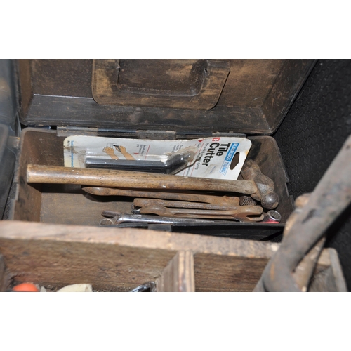 1069 - THREE TRAYS CONTAINING TOOLS including an untested Wickes tile cutter, three axle stands, a Record N... 