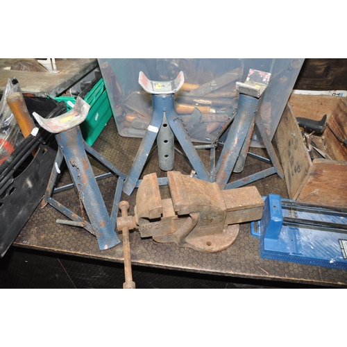 1069 - THREE TRAYS CONTAINING TOOLS including an untested Wickes tile cutter, three axle stands, a Record N... 