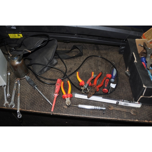 1074 - A TRAY AND A BOX CONTAINING TOOLS including a Snap On BGA173B pick, a Racing garden blower vac (PAT ... 