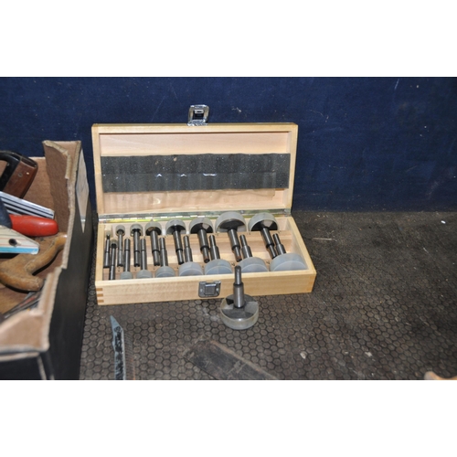 1086 - A TRAY CONTAINING CARPENTRY TOOLS including a boxed new Stanley 60 1/2, a No4, a No78, a coffin plan... 