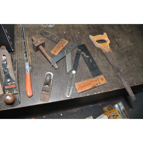 1086 - A TRAY CONTAINING CARPENTRY TOOLS including a boxed new Stanley 60 1/2, a No4, a No78, a coffin plan... 