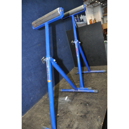 1114 - A PAIR OF RECORD RPR400 ROLLER STANDS