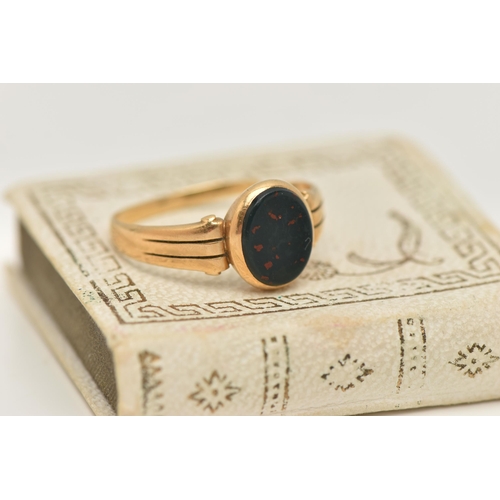 28 - AN 18CT GOLD BLOODSTONE SIGNET RING, designed as a polished oval bloodstone inlay, collet set to the... 